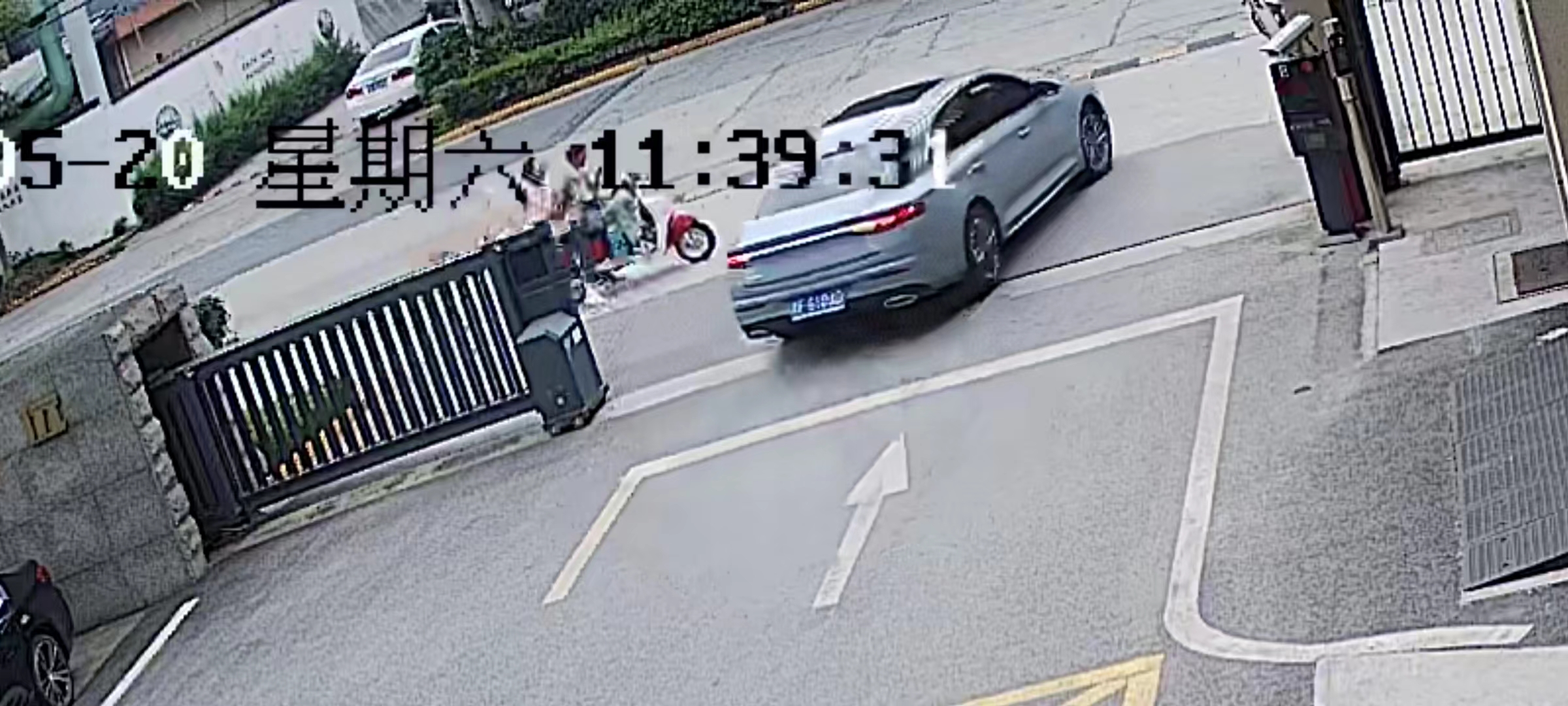 发生在公司门口的车祸